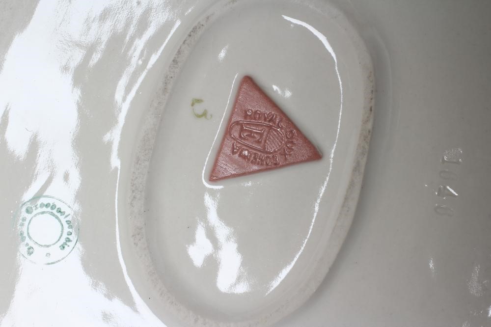 A ROYAL DUX PORCELAIN FIGURAL SIDE DISH/FLOWER HOLDER Image