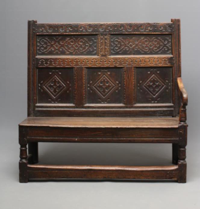 A SMALL GEORGIAN OAK SETTLE Image