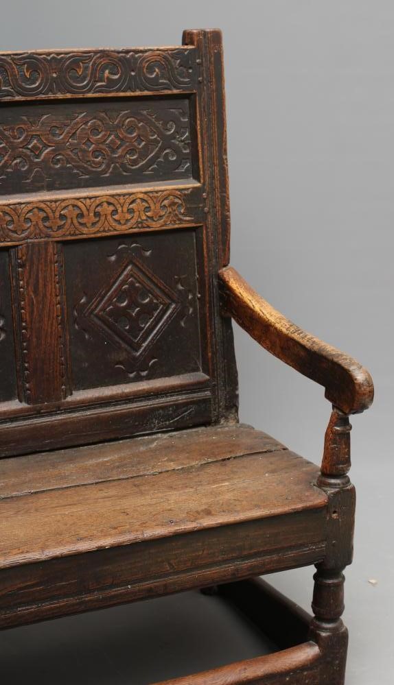 A SMALL GEORGIAN OAK SETTLE Image