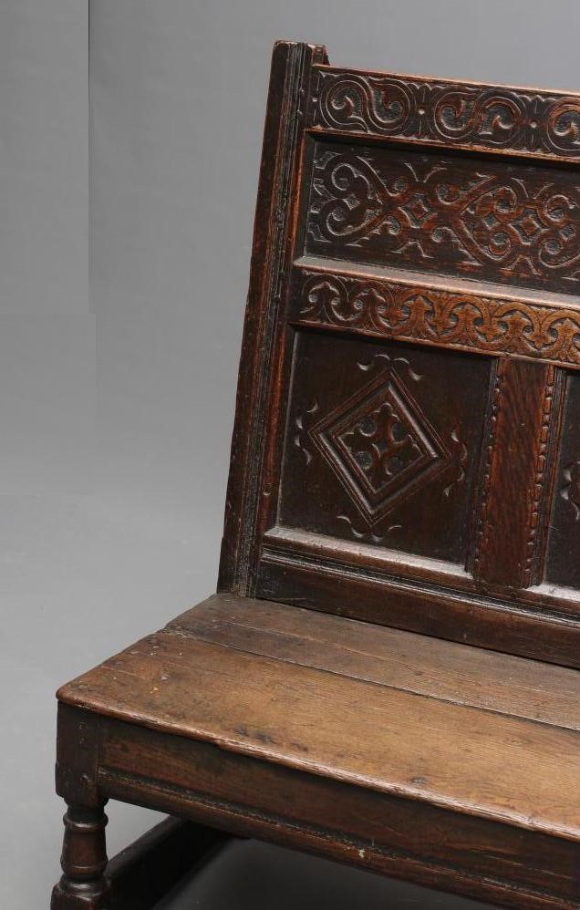 A SMALL GEORGIAN OAK SETTLE Image