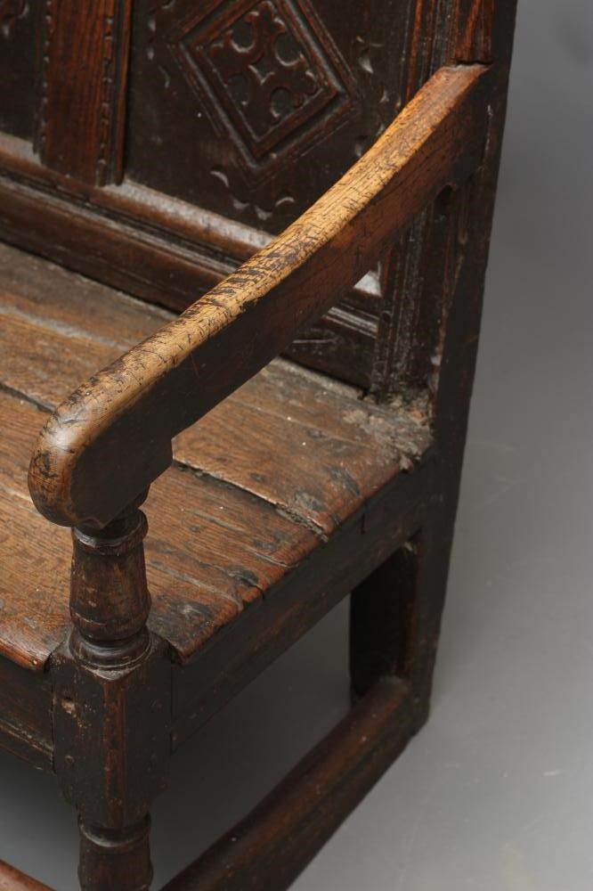 A SMALL GEORGIAN OAK SETTLE Image