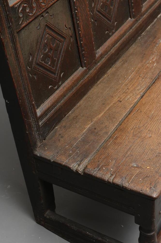 A SMALL GEORGIAN OAK SETTLE Image