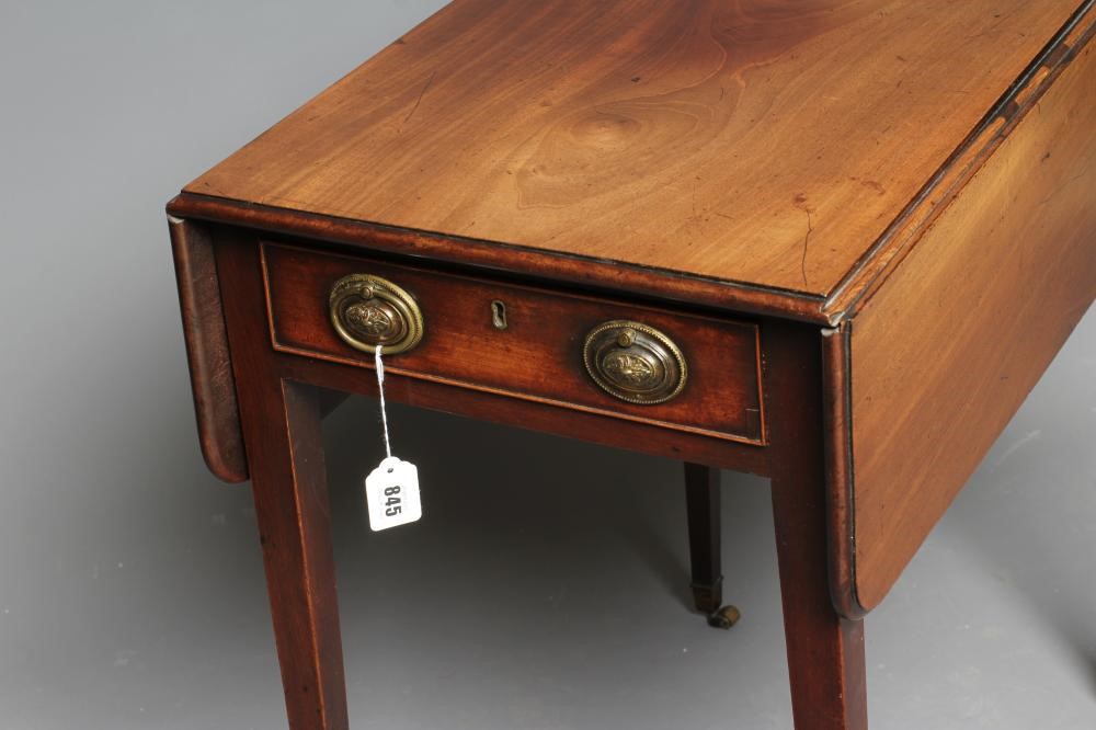 A GEORGIAN MAHOGANY PEMBROKE TABLE Image