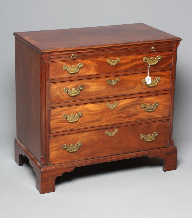 A GEORGIAN MAHOGANY CHEST Image
