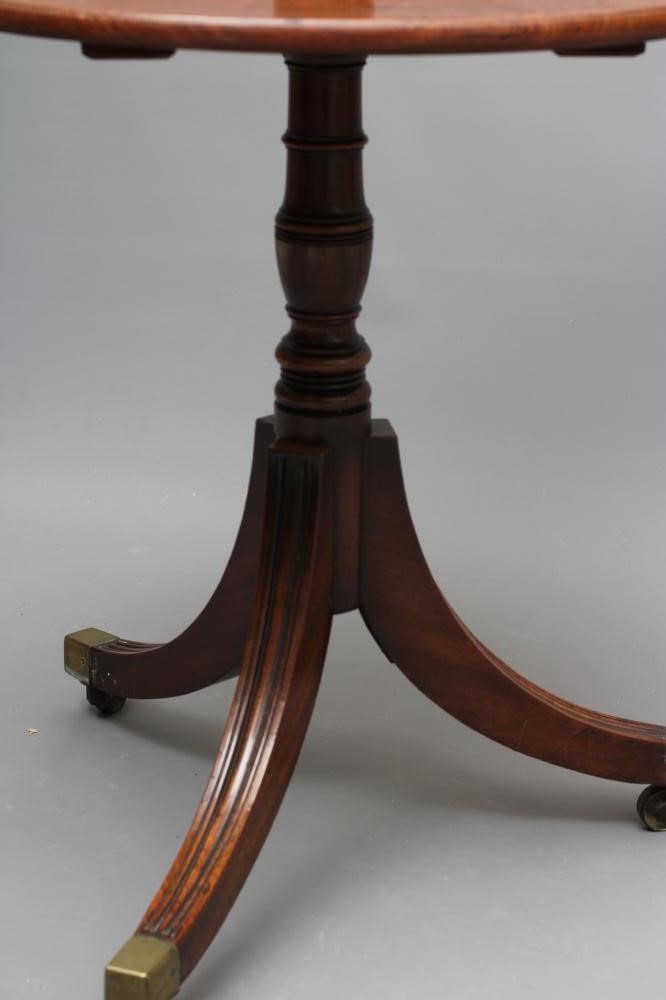 A GEORGIAN MAHOGANY DUMB WAITER Image