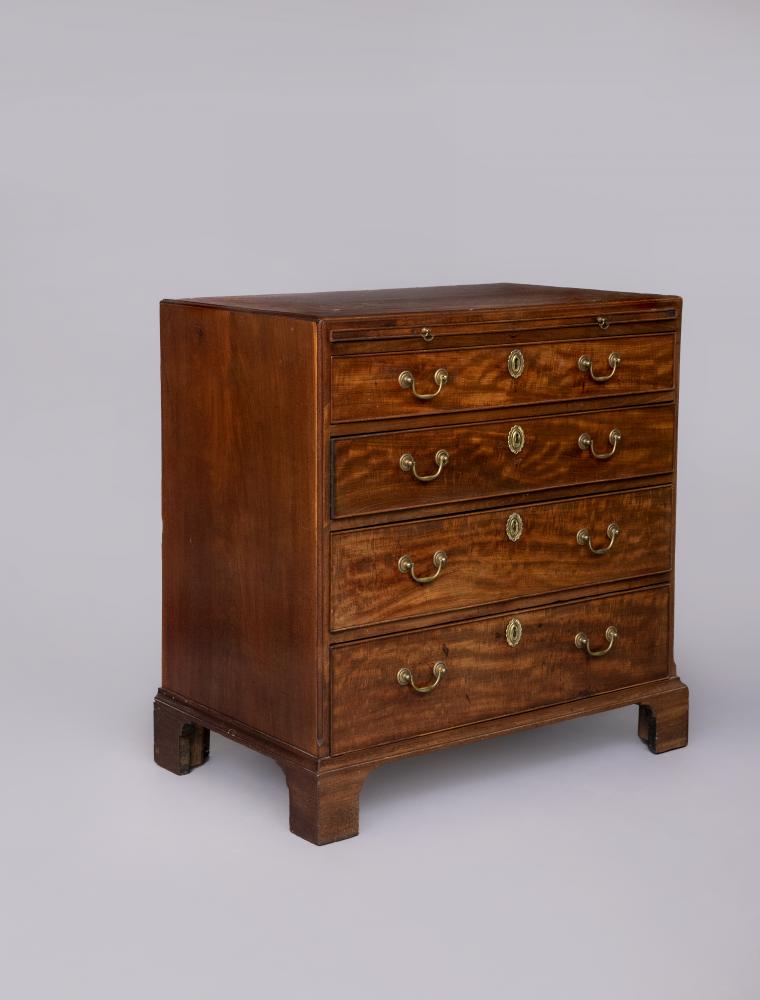 A SMALL GEORGIAN MAHOGANY CHEST Image
