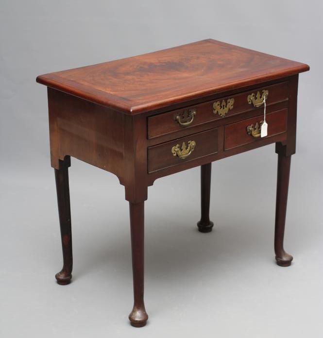 A GEORGIAN MAHOGANY LOW BOY Image