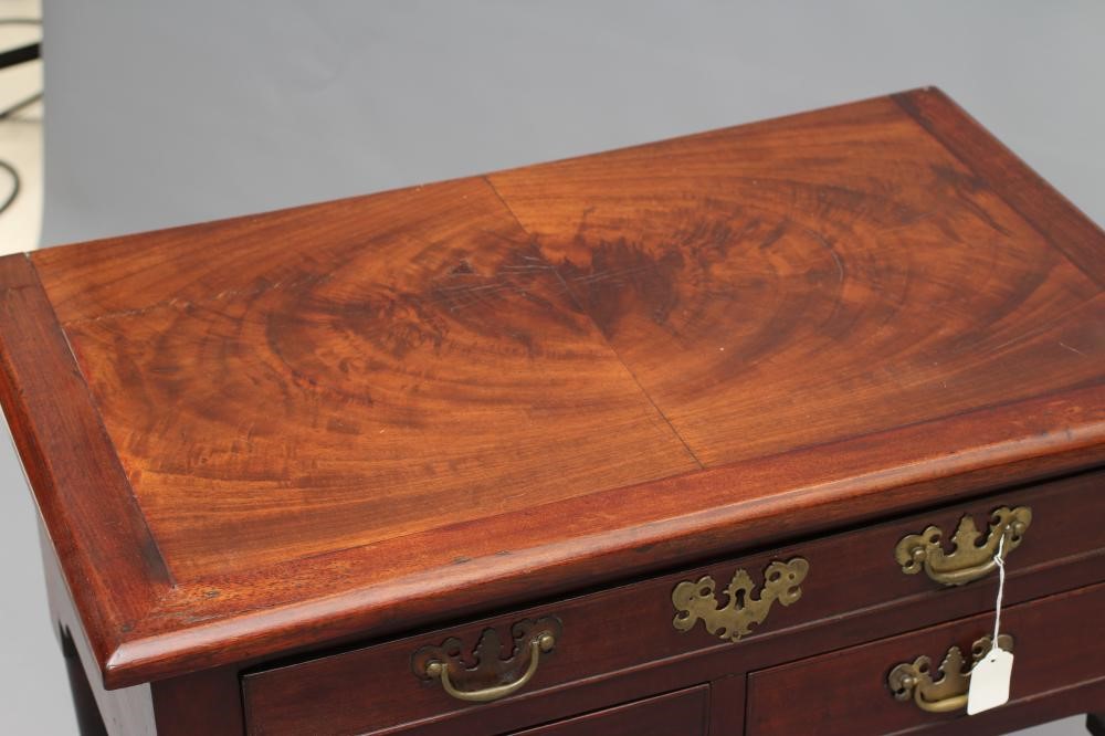 A GEORGIAN MAHOGANY LOW BOY Image