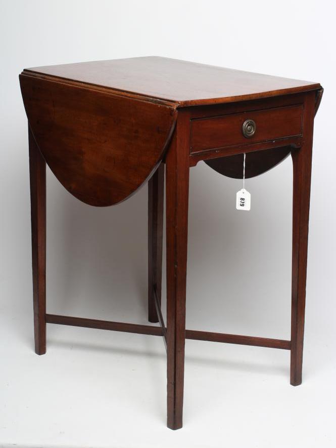 A GEORGIAN SMALL MAHOGANY PEMBROKE TABLE Image