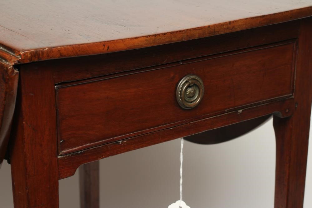 A GEORGIAN SMALL MAHOGANY PEMBROKE TABLE Image