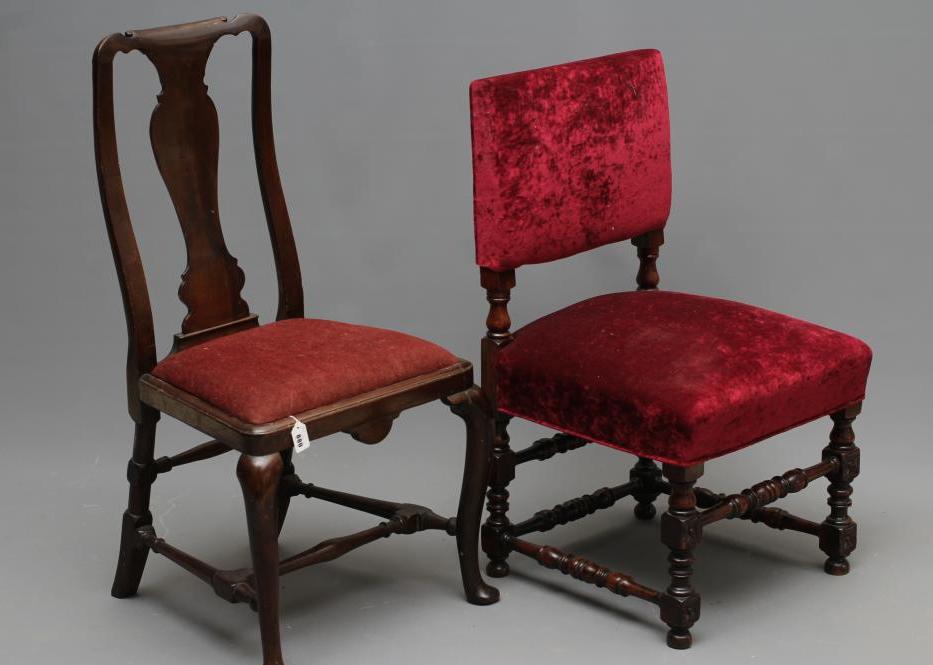 AN EARLY GEORGIAN WALNUT SIDE CHAIR with vase shaped splat Image
