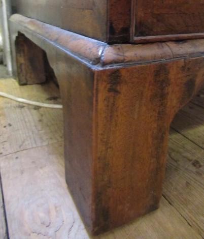 A GEORGIAN BURR WALNUT AND FEATHER BANDED BUREAU Image