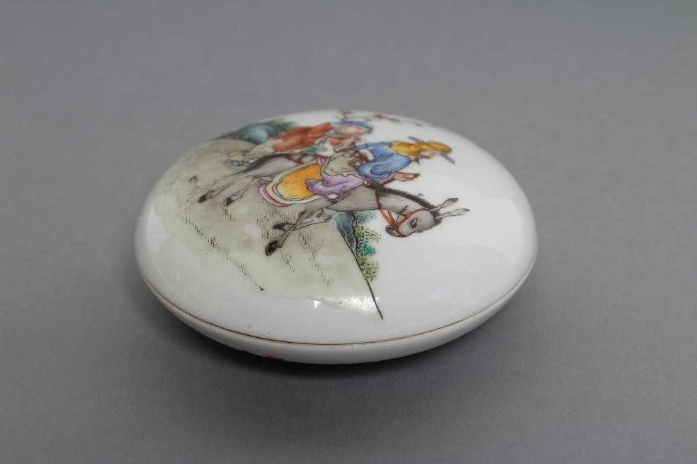A CHINESE PORCELAIN BOX AND COVER of shallow cushion form Image