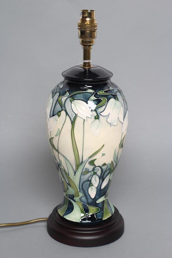 A MOORCROFT POTTERY SNOWDROP PATTERN ELECTRIC TABLE LAMP BASE Image