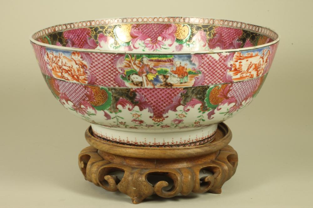 A CHINESE EXPORT PORCELAIN BOWL Image