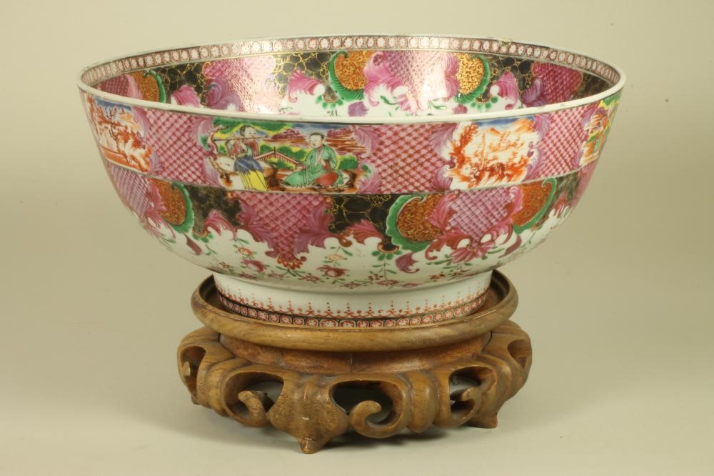 A CHINESE EXPORT PORCELAIN BOWL Image