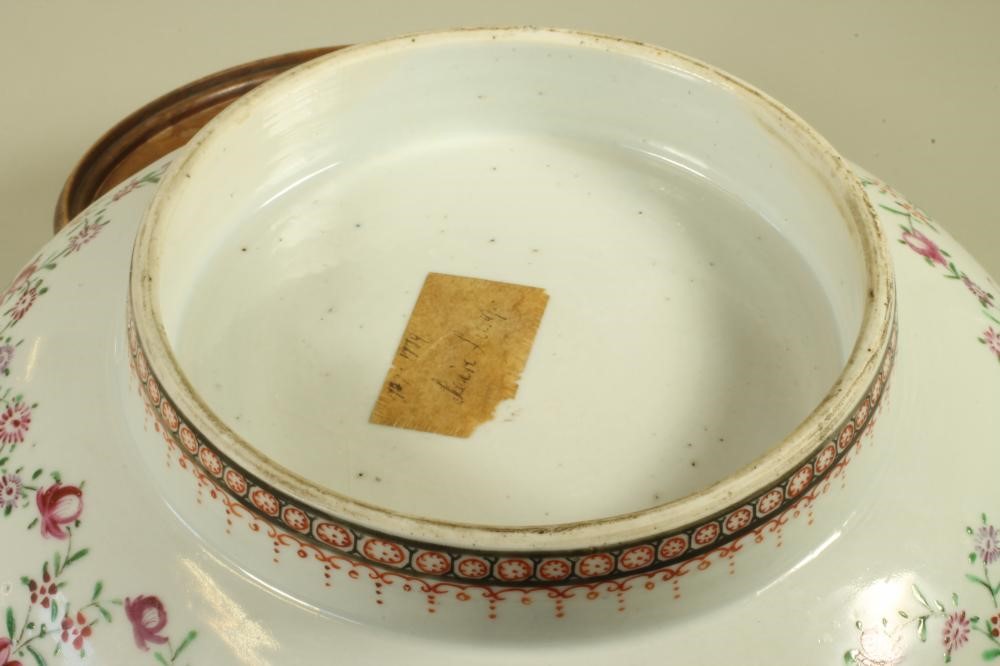 A CHINESE EXPORT PORCELAIN BOWL Image