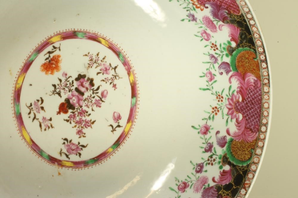 A CHINESE EXPORT PORCELAIN BOWL Image