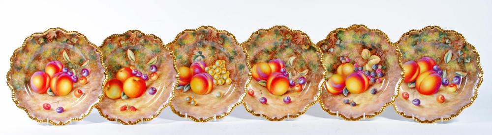 A SET OF SIX ROYAL WORCESTER CHINA DESSERT PLATES Image