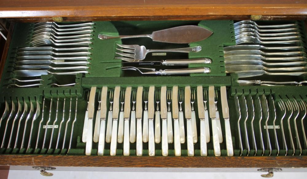 *AN EXTENSIVE ART DECO SILVER TABLE SERVICE FOR TWELVE PLACE SETTINGS Image