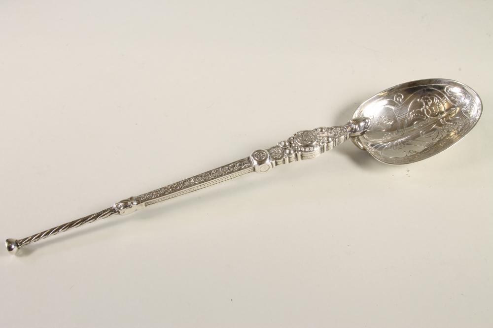 AN EDWARDIAN SILVER ANNOINTING SPOON Image