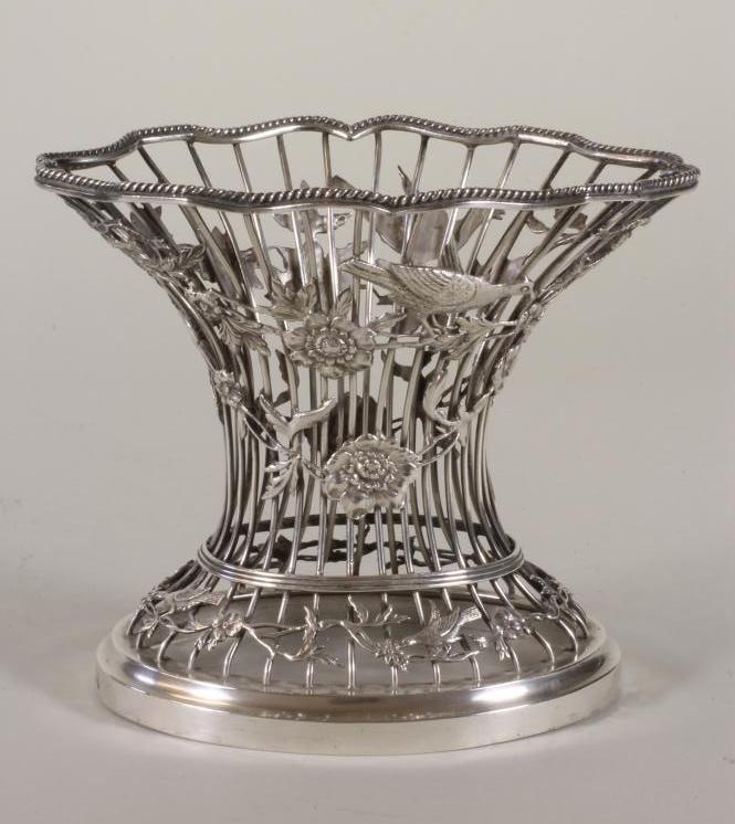 AN EDWARDIAN SILVER DISH RING Image