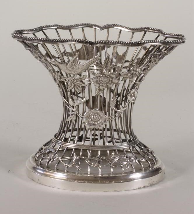 AN EDWARDIAN SILVER DISH RING Image