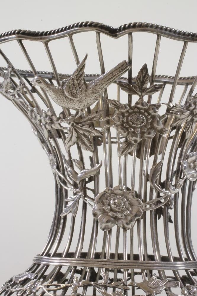 AN EDWARDIAN SILVER DISH RING Image