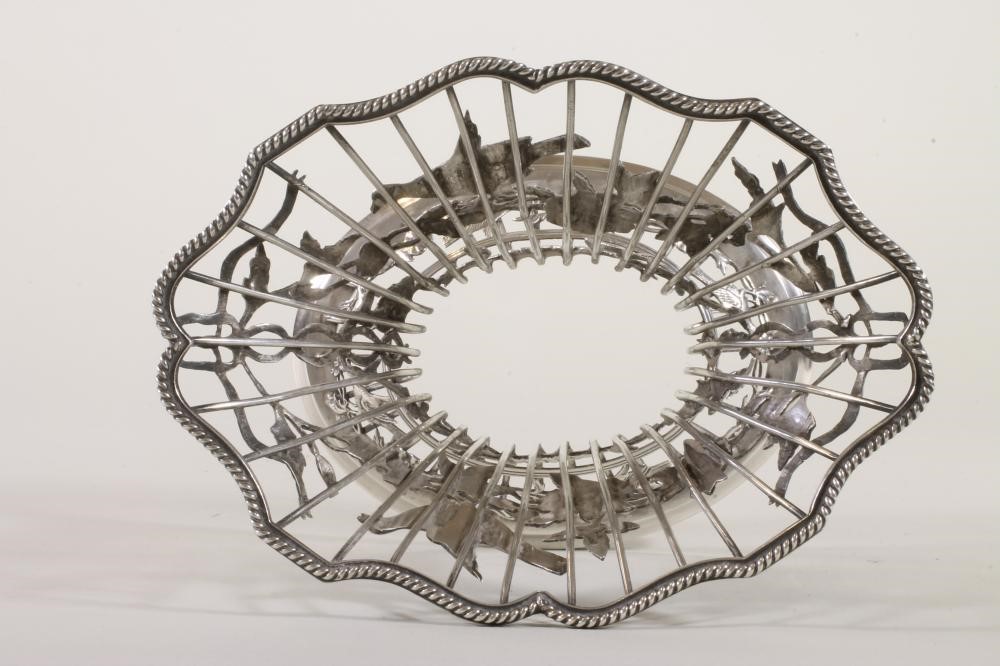 AN EDWARDIAN SILVER DISH RING Image