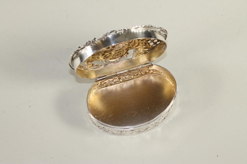 AN EDWARDIAN SILVER POT POURRI BOX Image