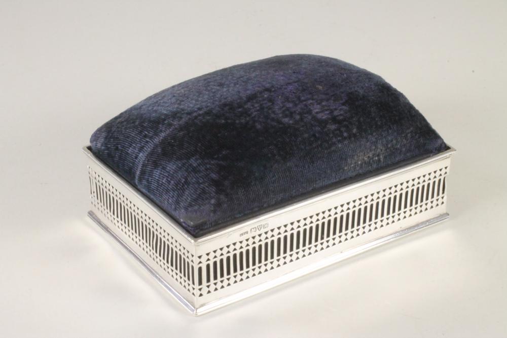 AN EDWARDIAN SILVER DRESSING TABLE BOX Image