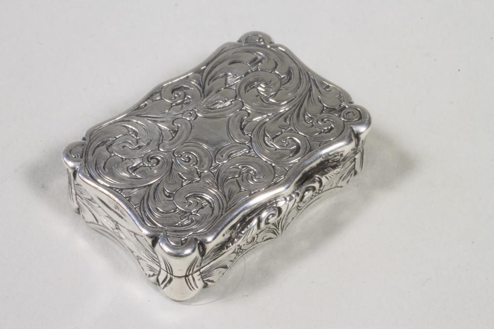 AN EARLY VICTORIAN SILVER VINAIGRETTE Image
