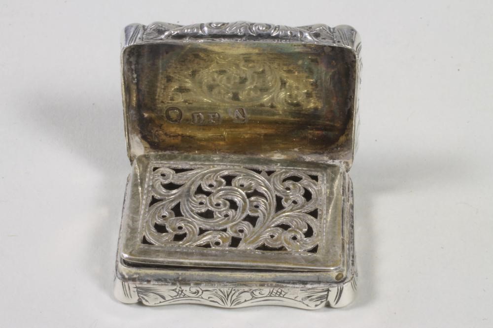 AN EARLY VICTORIAN SILVER VINAIGRETTE Image