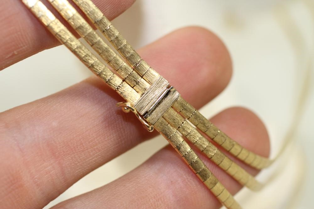 A 1960's 18K GOLD TRIPLE STRAND NECKLACE AND MATCHING BRACELET Image
