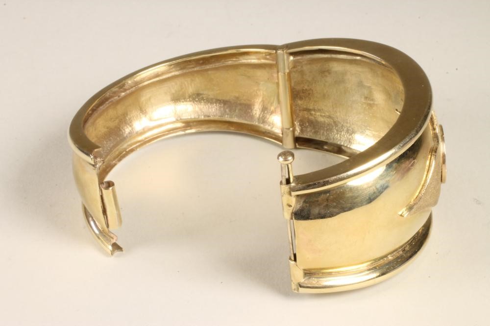 A 9CT GOLD STIFF HINGED BANGLE Image