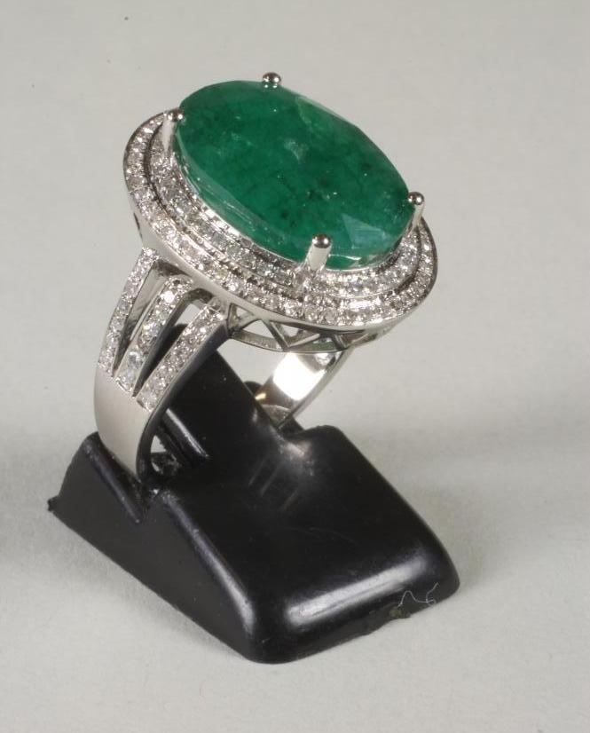 AN EMERALD AND DIAMOND CLUSTER RING Image