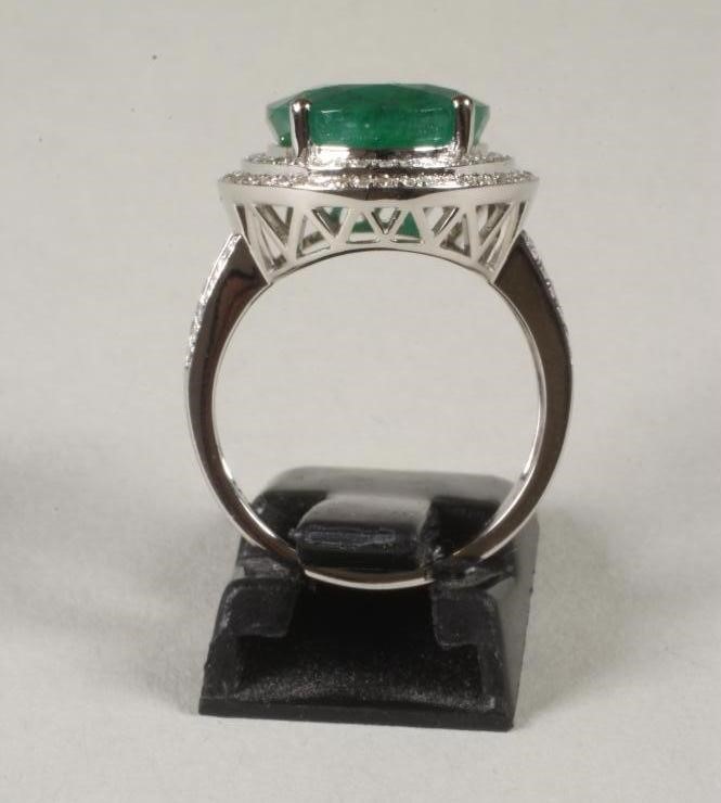 AN EMERALD AND DIAMOND CLUSTER RING Image