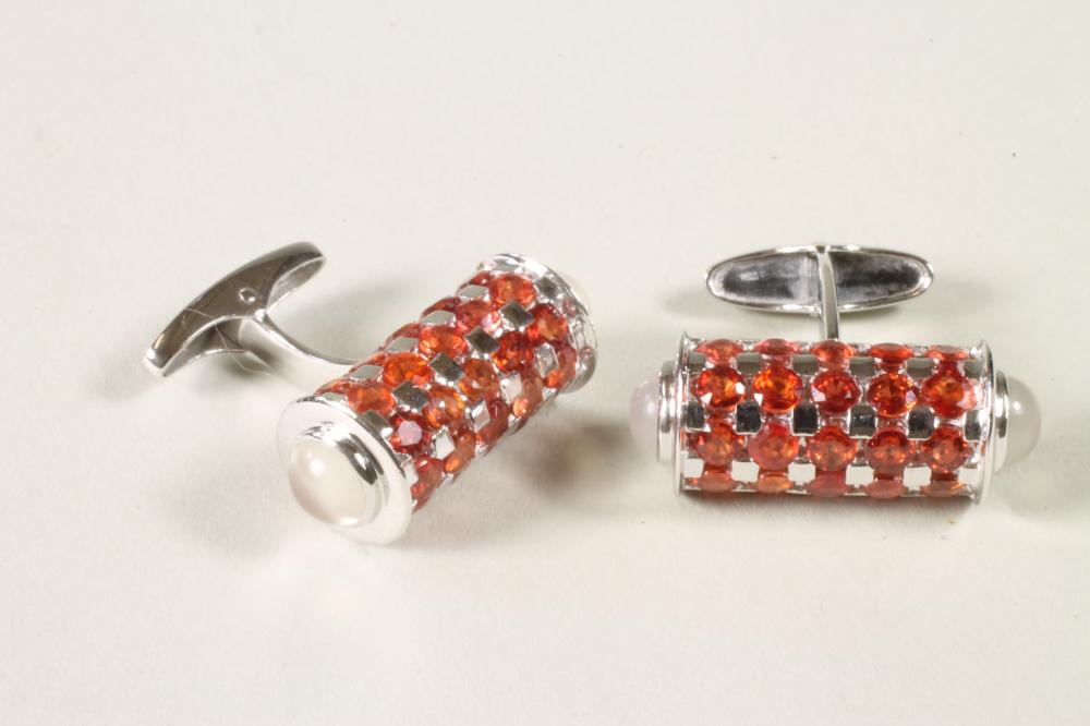 A PAIR OF ORANGE SAPPHIRE CUFFLINKS of barrel form Image