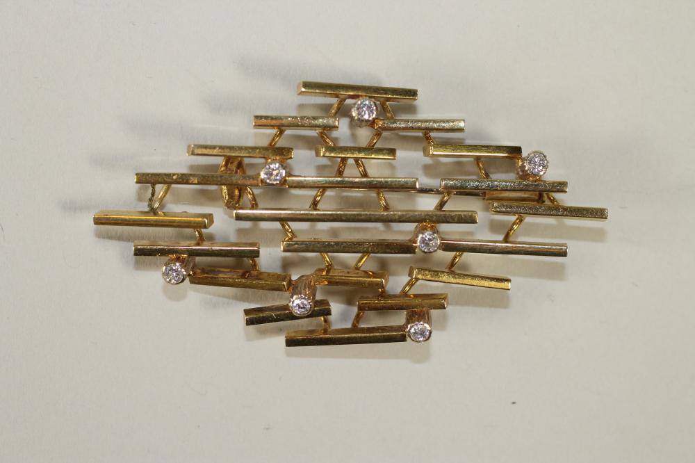 AN 18KT GOLD AND DIAMOND BROOCH Image