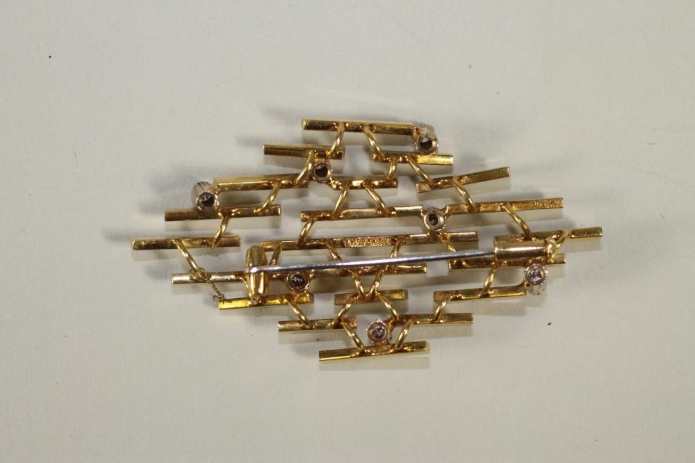 AN 18KT GOLD AND DIAMOND BROOCH Image