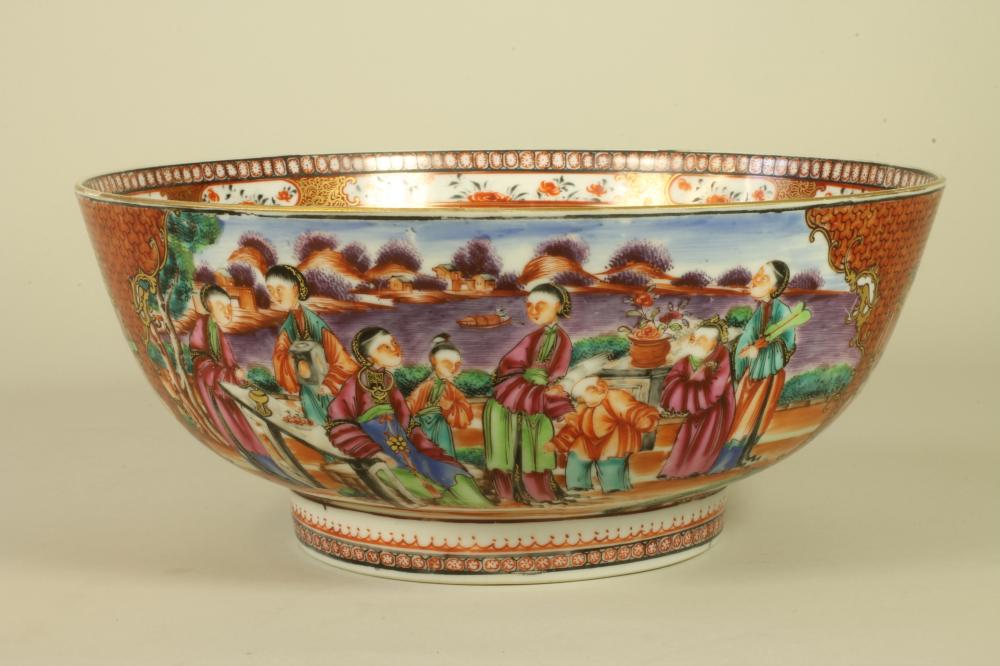 A CHINESE EXPORT PORCELAIN BOWL Image