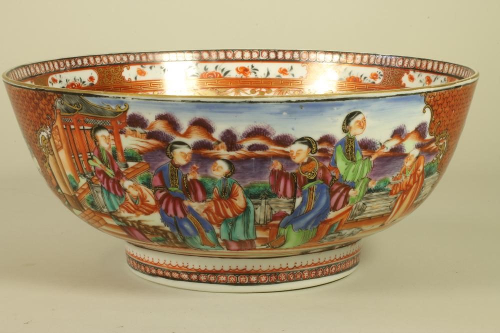 A CHINESE EXPORT PORCELAIN BOWL Image