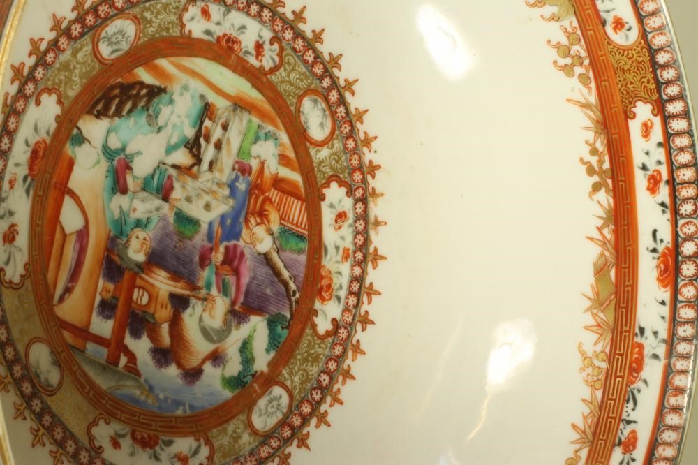 A CHINESE EXPORT PORCELAIN BOWL Image