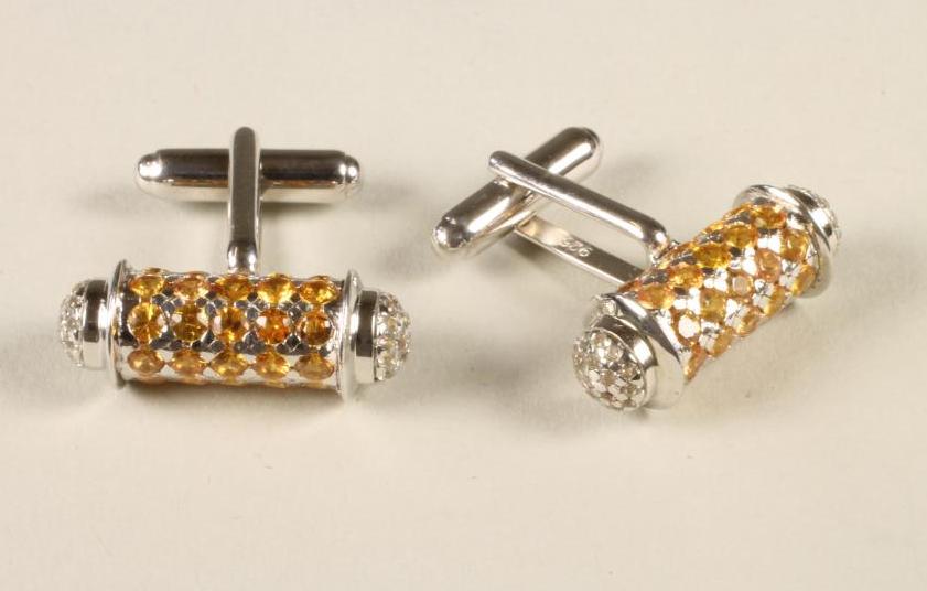 A PAIR OF YELLOW SAPPHIRE CUFFLINKS of barrel form Image