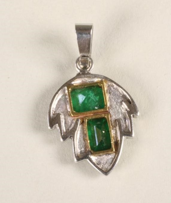 AN EMERALD PENDANT Image
