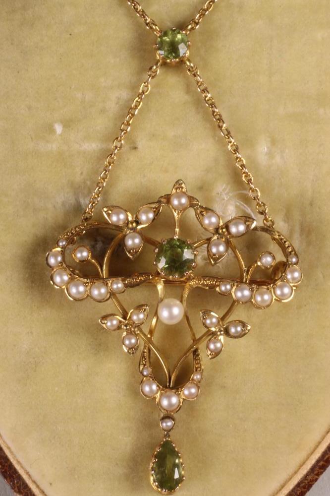A LATE VICTORIAN 15CT GOLD PENDANT/BROOCH Image