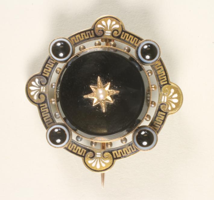 A VICTORIAN MOURNING BROOCH of open circular form Image