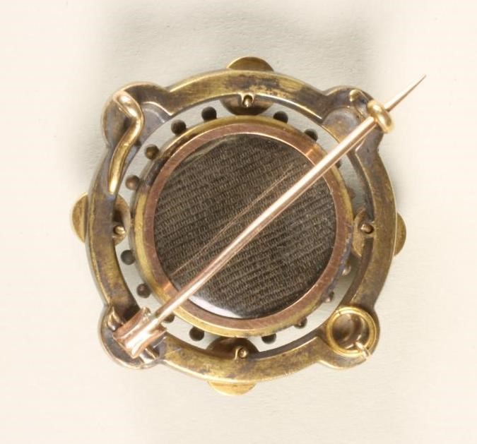 A VICTORIAN MOURNING BROOCH of open circular form Image