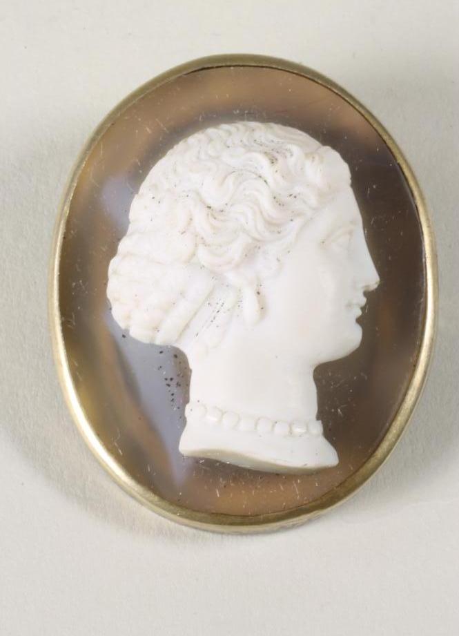 AN EARLY VICTORIAN POLISHED AGATE CAMEO Image