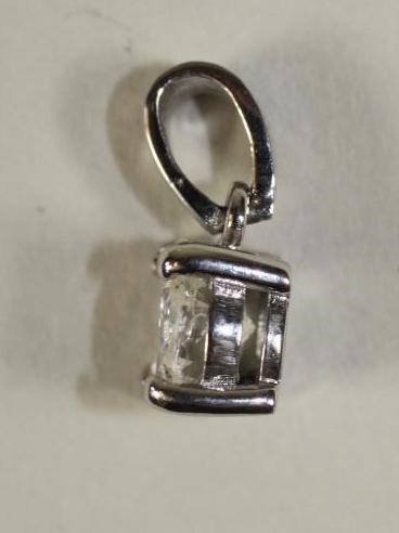 A DIAMOND SOLITAIRE PENDANT Image